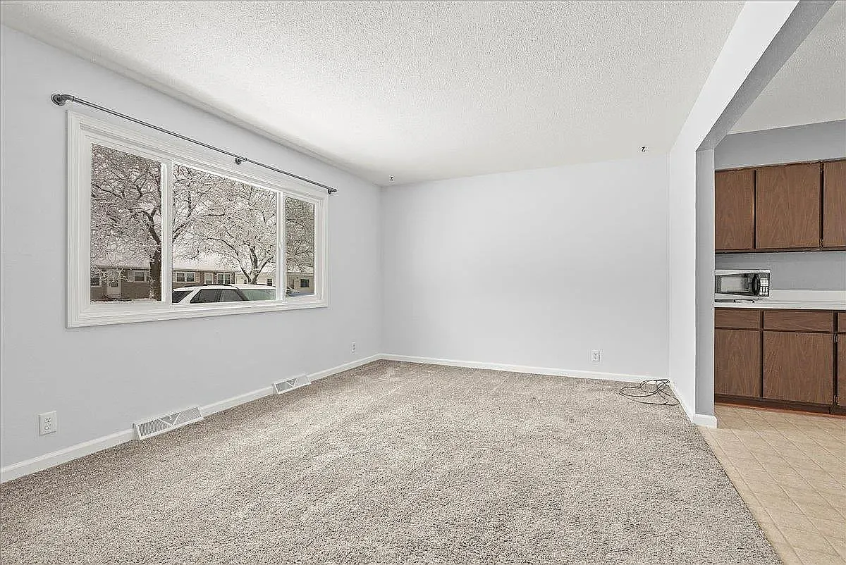 3 bed, 950 sqft, $1,650 — Photo 3