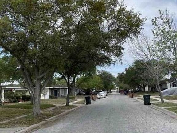 Exterior Neighborhood (street photo)