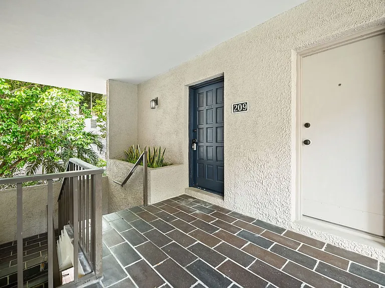 2666 Tigertail Ave #209 — Photo 4