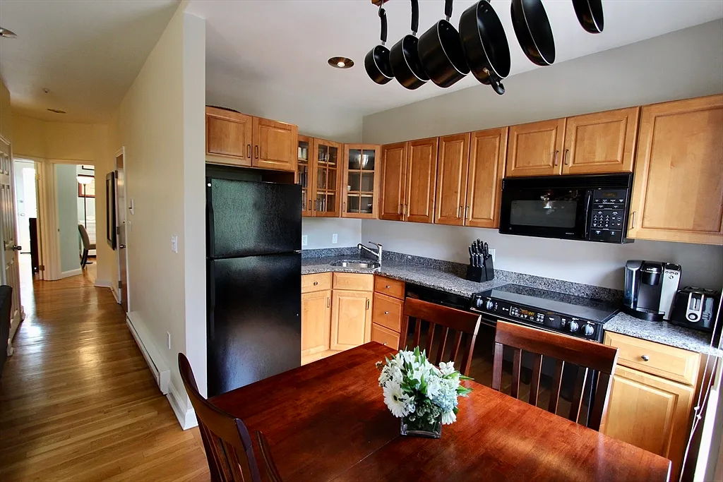 2 bed, 1.0 bath, 630 sqft, $3,400 — Photo 1