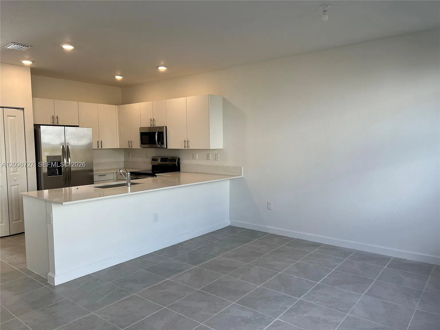 3 bed, 2.5 bath, 1393 sqft, $2,450 — Photo 3