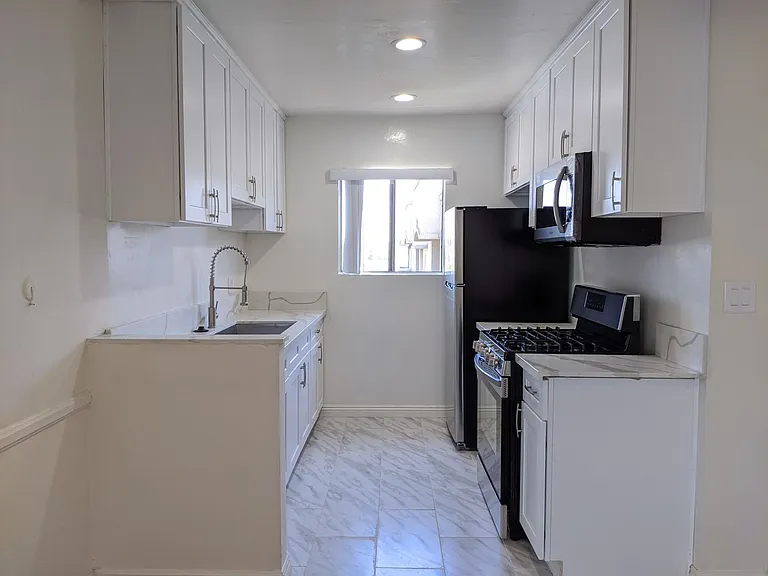 1602 Winona Blvd — Photo 1