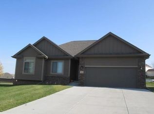 19210 Pasadena Cir, Omaha, NE 68130