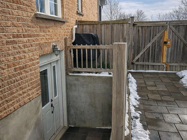 109 Romance Dr #BASEMENT — Photo 1