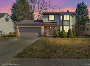 22258 Brookfield Dr, South Lyon, MI 48178