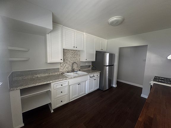 5th image of 22633 Meyler St