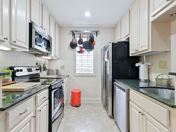 3rd image of 718 Hillary St #1