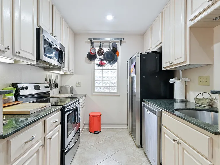 718 Hillary St #1 — Photo 3