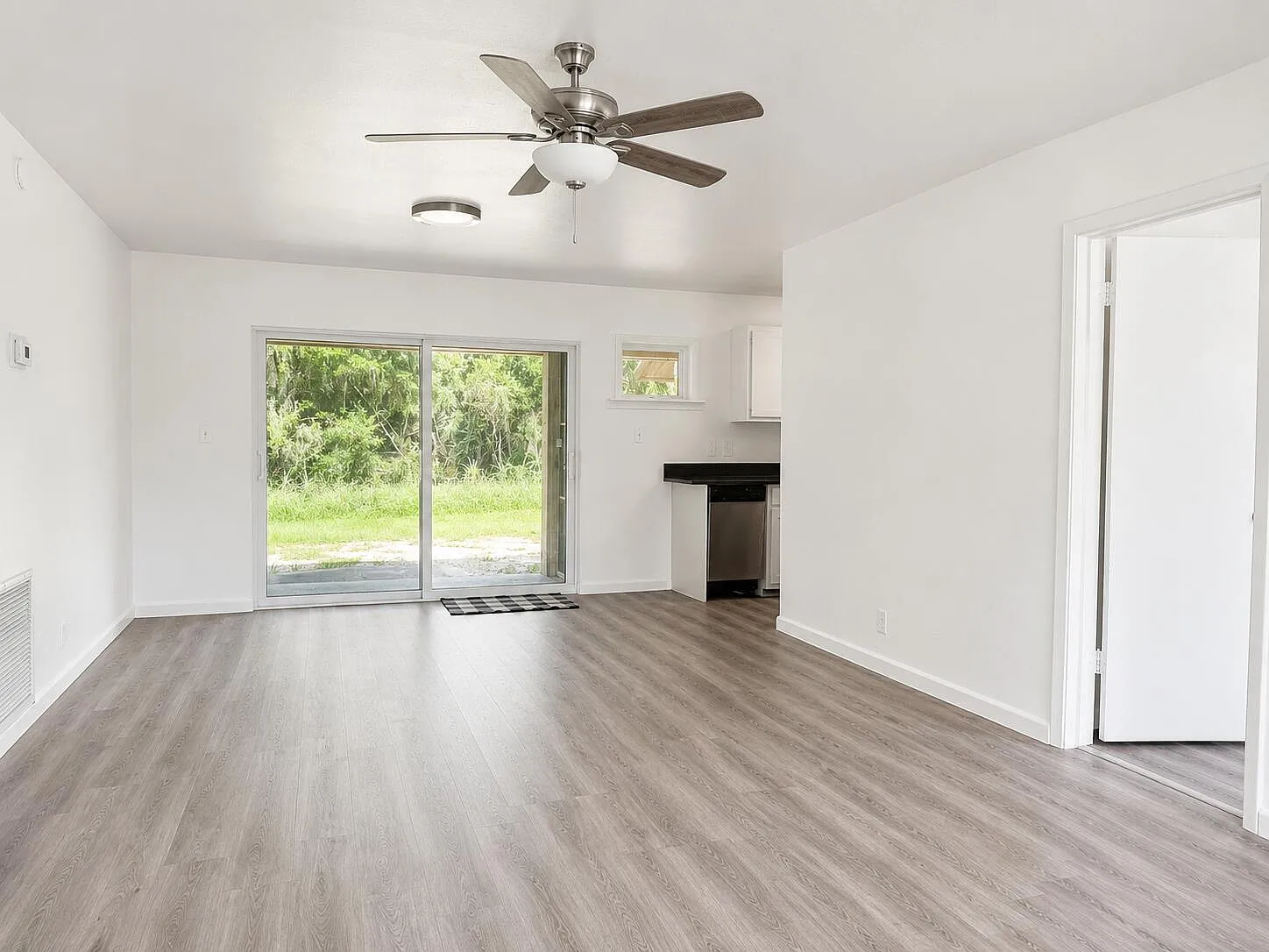 3 bed, 2.0 bath, 1026 sqft, $2,200 — Photo 3