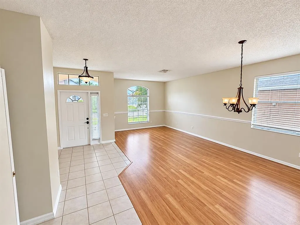 4 bed, 2.5 bath, 2371 sqft, $2,950 — Photo 4