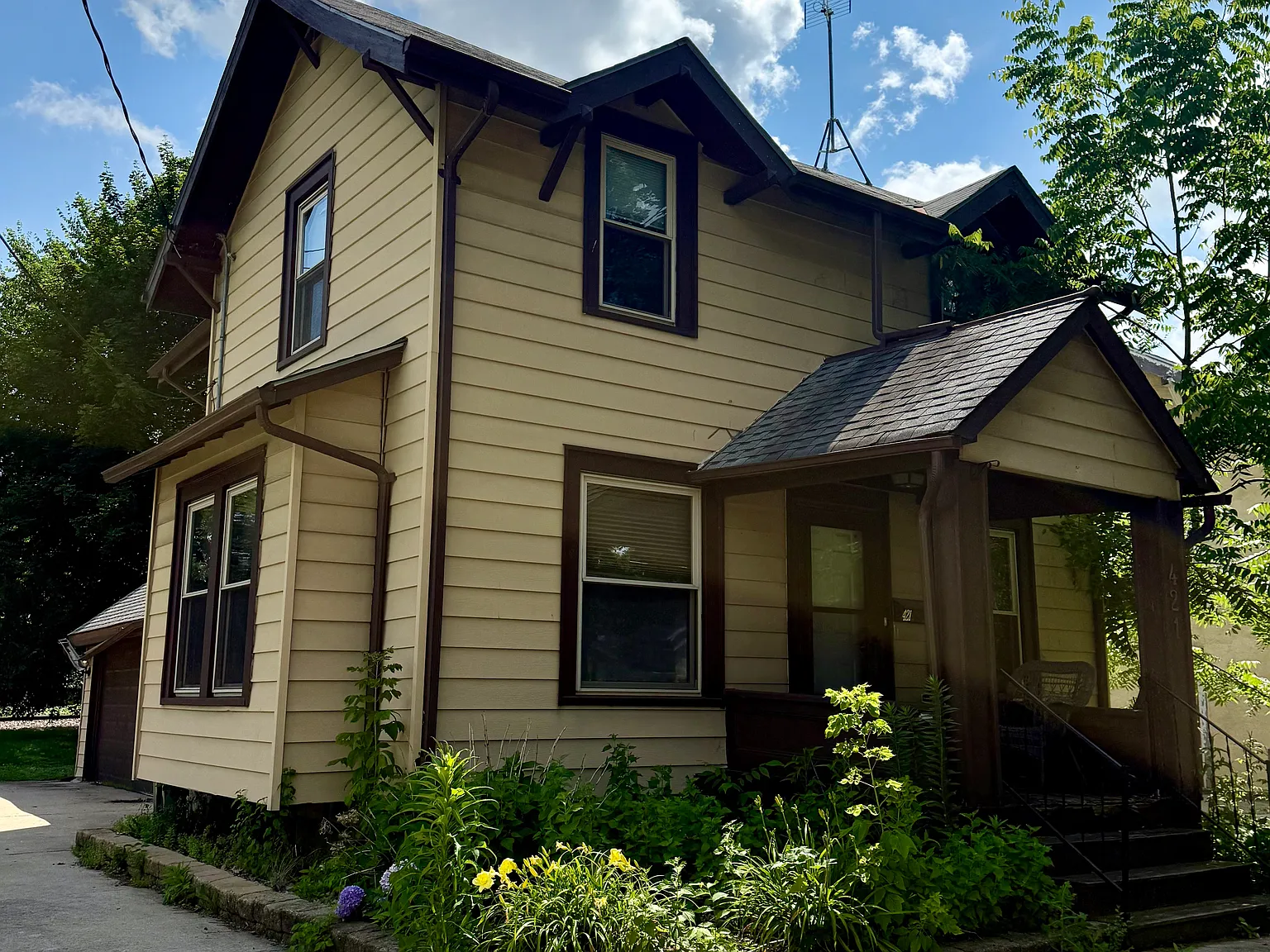 421 W College Ave — Photo 1