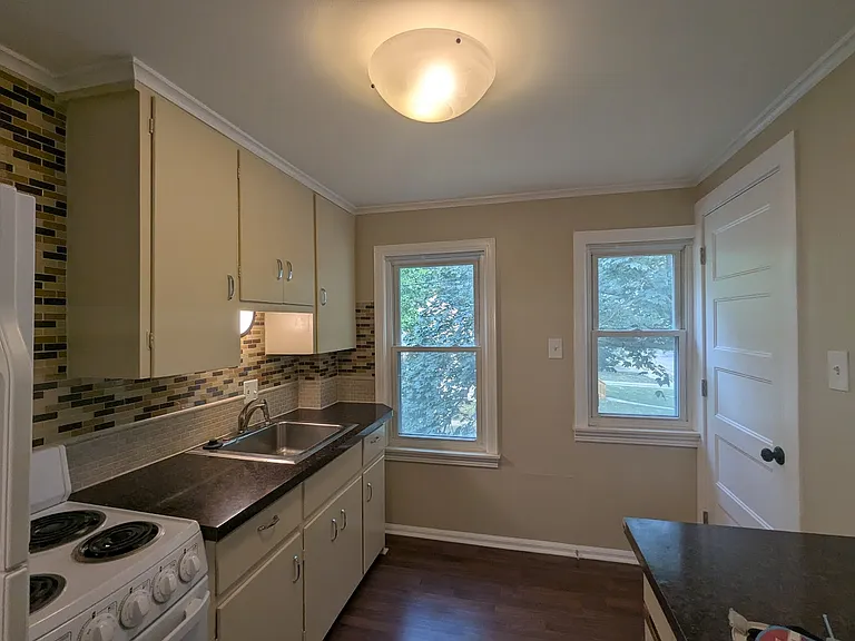275 E Marshall St — Photo 7