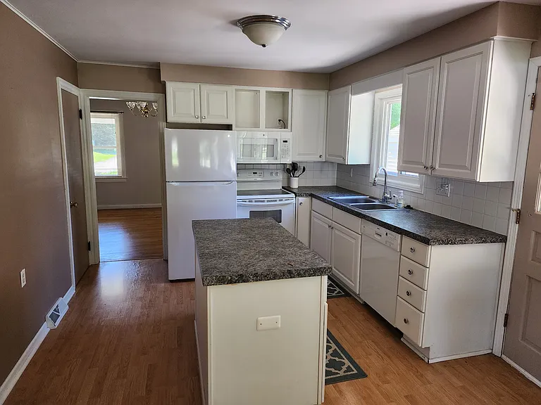 4236 Hunsberger Ave NE — Photo 9