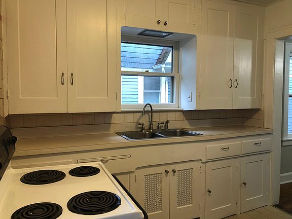 5th image of 15116 Esther Ave
