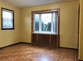 8228 255th St, Glen Oaks, NY 11004