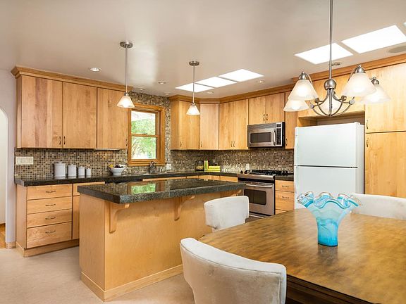 4th image of 849 Wintergreen Way
