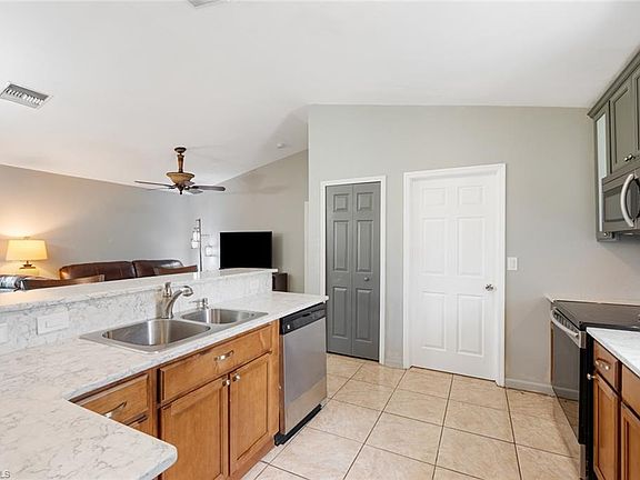 4th image of 568 Bell BLVD S