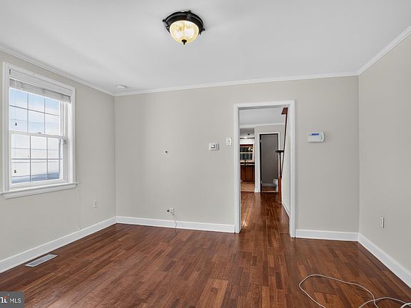 5th image of 1439 E Oxford St