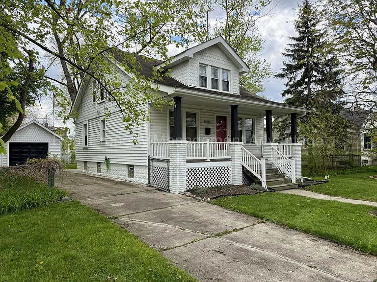 1330 E Chesterfield St — Photo 2