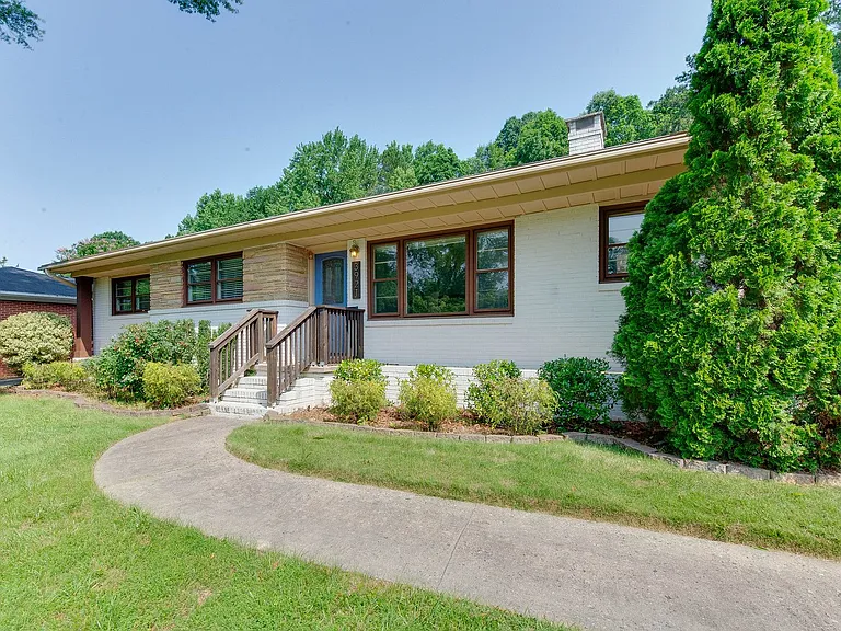 3921 Sheffield Dr — Photo 2