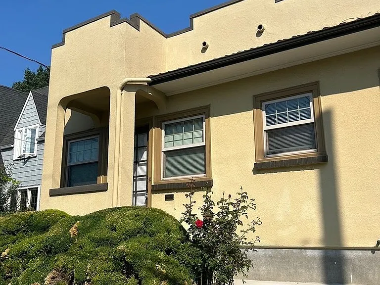 824 SE Peacock Ln — Photo 2