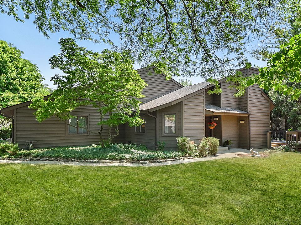 1st image of 17 Lakewood Cir