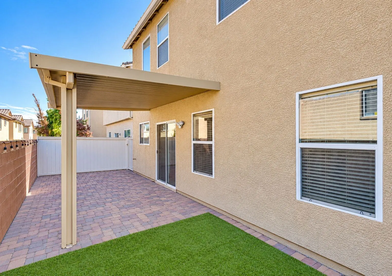 Spacious 3BR Home with Garage & Private Outdoor Space — Photo 3