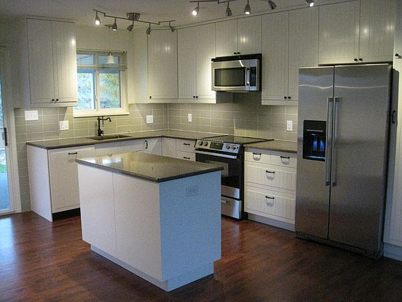 5 yr. new sparkling IKEA kitchen!