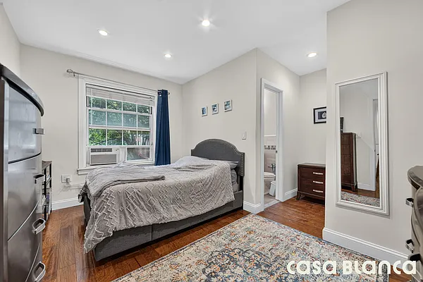 Bedroom, photo 1