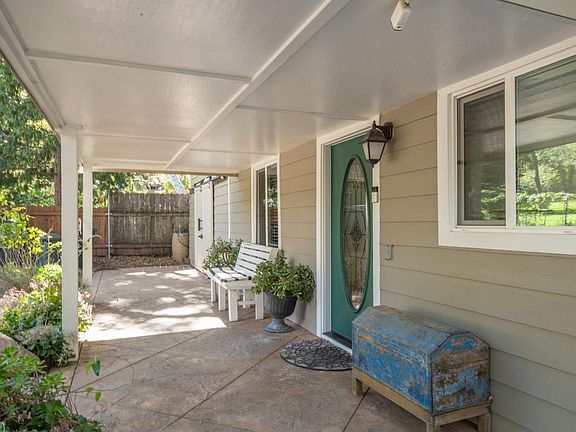 3rd image of 15663 Ojai Rd