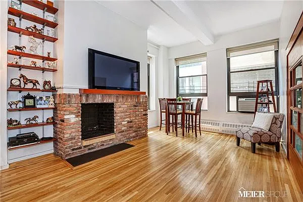 Sold by R New York | media 22