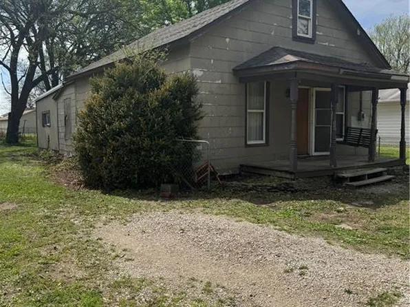 614 W 7th Ave, Garnett, KS 66032