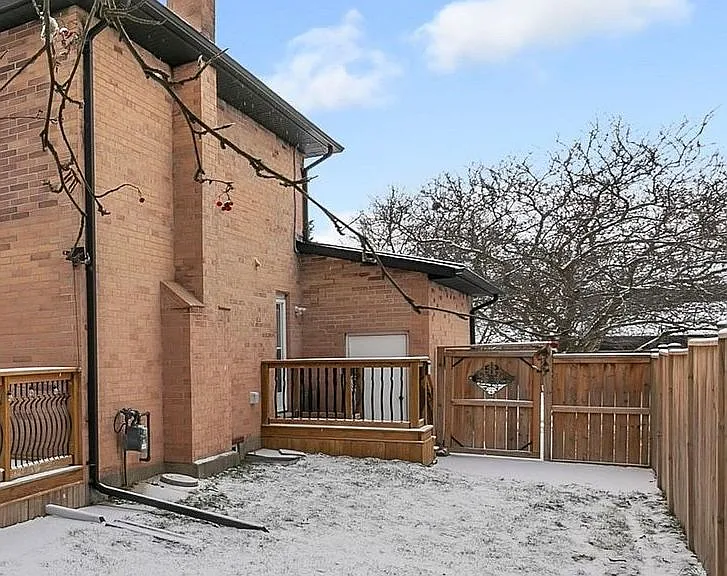 108 Cardinal Cres — Photo 3