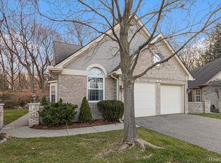 720 Leafy Hollow Ct, Fenton, MI 48430