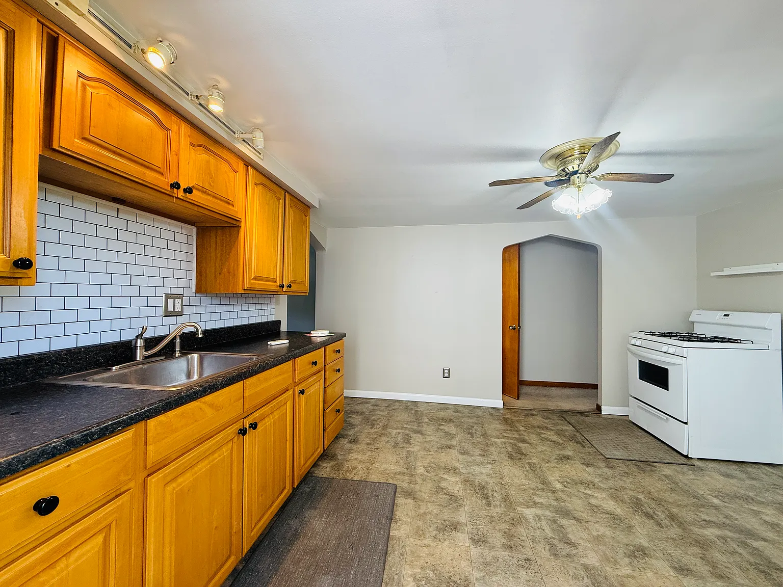 2 bed, 650 sqft, $1,000 — Photo 1