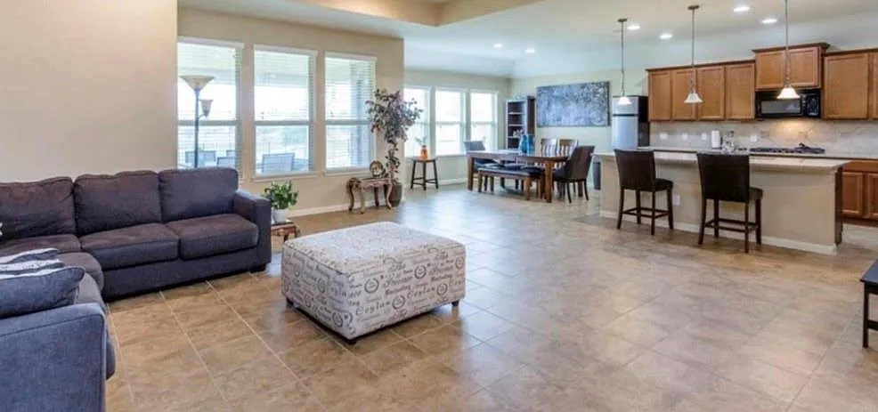 3 bed, 3.0 bath, 2598 sqft, $2,600 — Photo 2