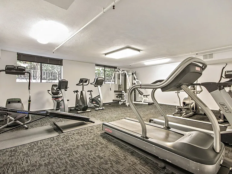 Encino Majestic — Photo 29