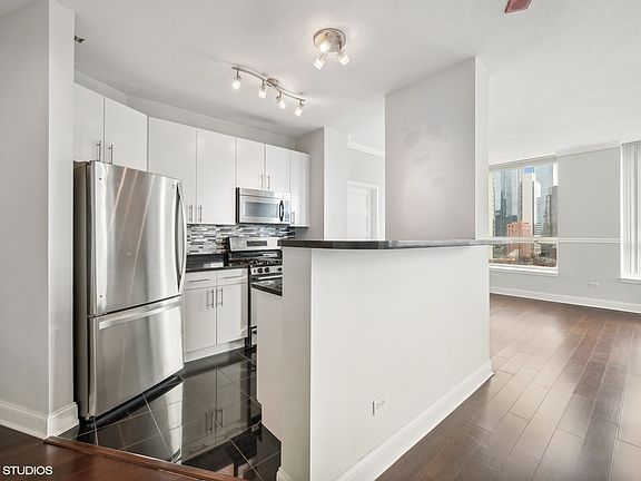 4th image of 600 N Kingsbury St APT 1202