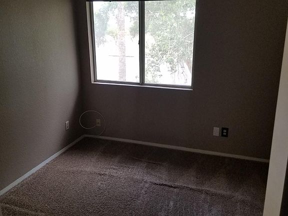 Guest bedroom (Carpet was recently cleaned and stretched) 