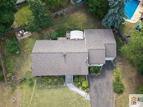 5th image of 122 Runyon Ave