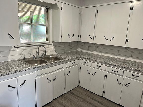 5th image of 1015 Shirley Ln