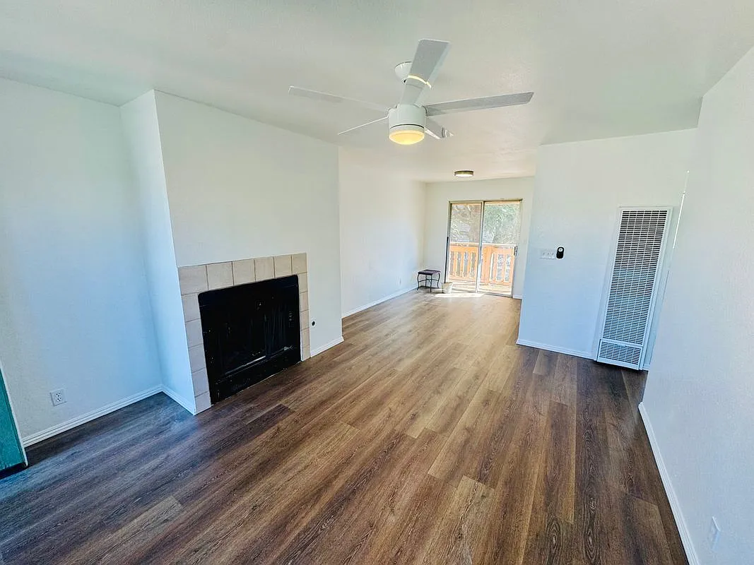 2 bed, 1.0 bath, 879 sqft, $2,300 — Photo 2