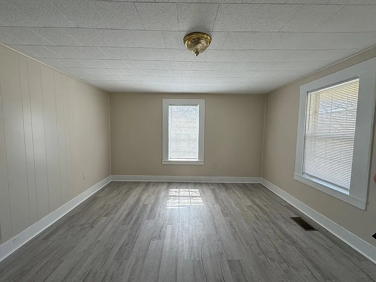 118 N Fowler Ave — Photo 3