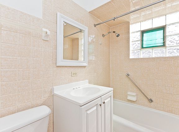 4th image of 4627 W Warwick Ave #2R
