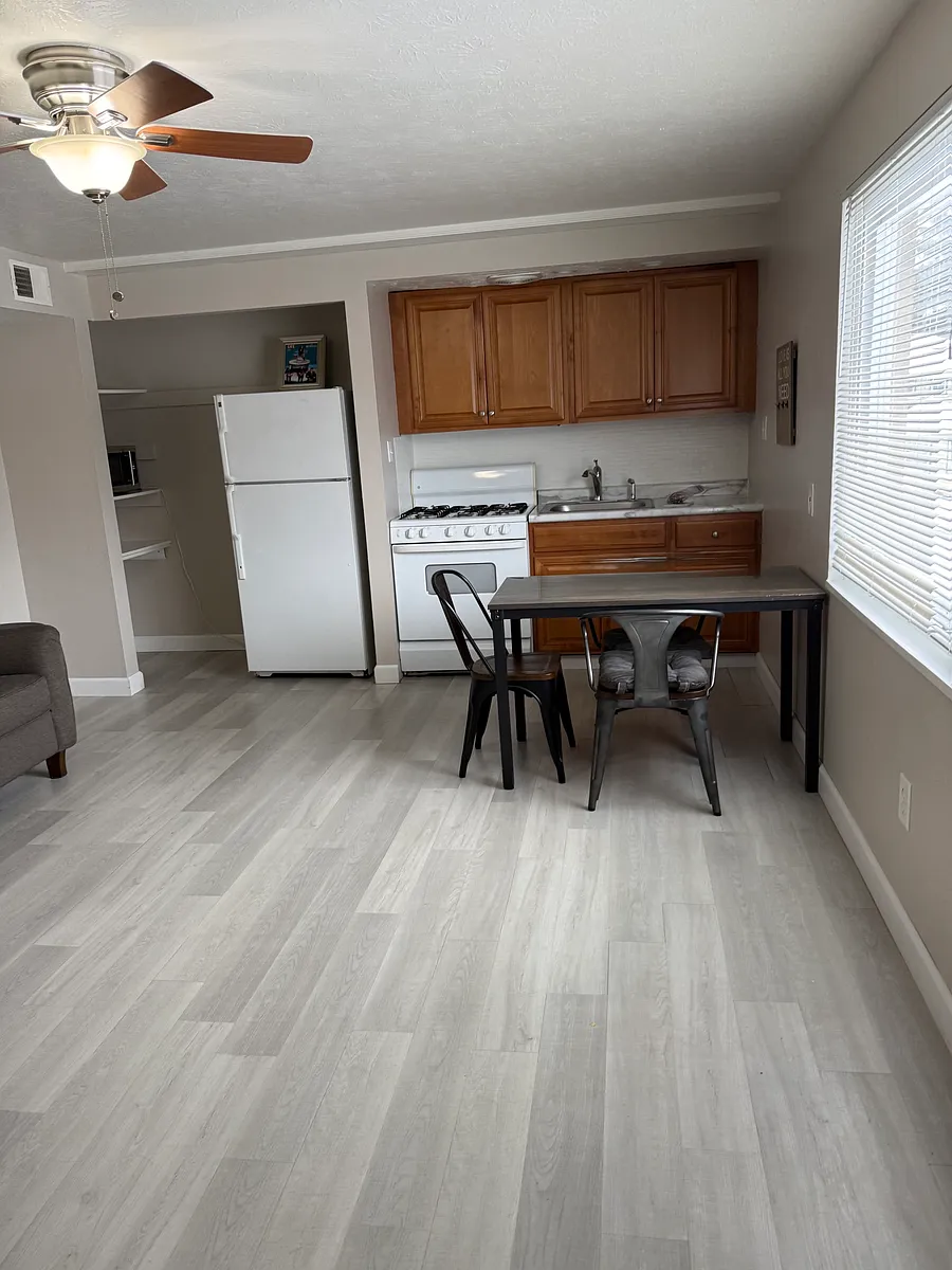 Building Photo - 1621 Lincoln Way E #5
