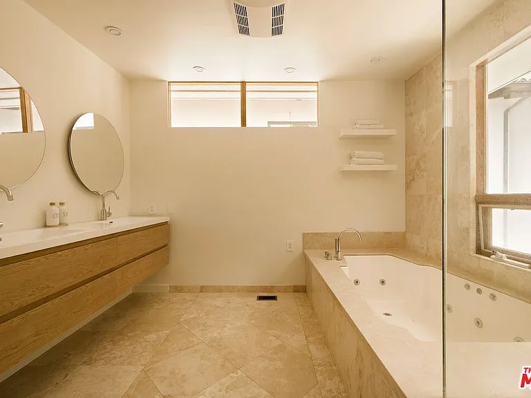 3600 Mandeville Canyon Rd — Photo 10