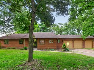 1006 N White Pine Dr, Dixon, IL 61021