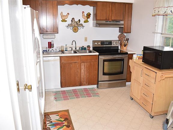 5th image of 36 Sylvan Dr
