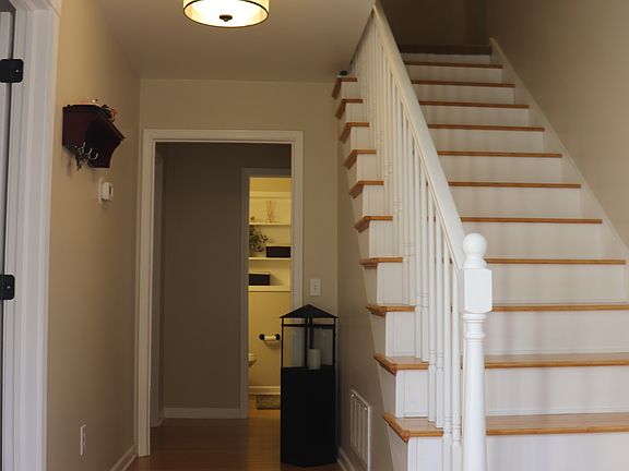 5th image of 403 Knollwood Dr
