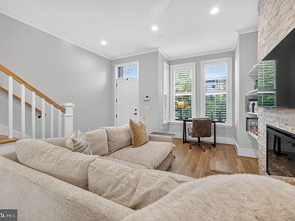 5th image of 1309 D St SE